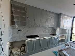 Kulpsuz Mutfak Dolapları İle Sade Mutfak Dekorasyonu